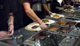 Η Chipotle αυξάνει στα 15 δολάρια το ωρομίσθιο - Στόχος η πρόσληψη 20.000 υπαλλήλων