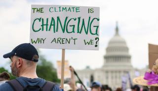Οι νέοι σε όλο τον κόσμο βγαίνουν στους δρόμους απαιτώντας δράση κατά της κλιματικής αλλαγής