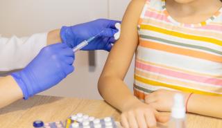 Παπαευαγγέλου: Γιατί αποφασίστηκε ο εμβολιασμός των εφήβων