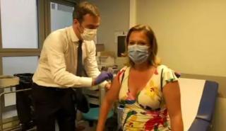 Γαλλία: Ο υπουργός Υγείας εμβολίασε μπροστά στις τηλεοπτικές κάμερες την υφυπουργό Οικονομικών