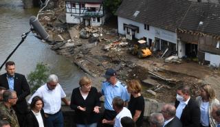 Γερμανία-πλημμύρες: Επίσκεψη Μέρκελ στις πληγείσες περιοχές - Βοήθεια 400 εκατ. ευρώ