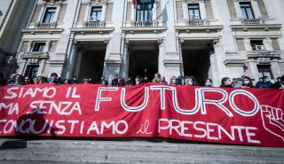 Ιταλία - G20: Καθιστική διαμαρτυρία στο δρόμο που οδηγεί προς τη Σύνοδο