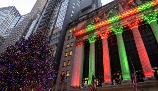Wall Street: Ράλι με «άρωμα Χριστουγέννων» και νέο ρεκόρ για τον S&P 500