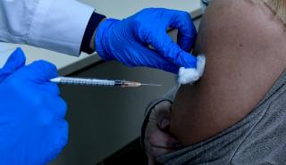 Βρετανία: Η πρώτη χώρα που εγκρίνει εμβόλιο προσαρμοσμένο στις παραλλαγές του κορονοϊού