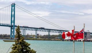 Καναδάς: Η αστυνομία προσπαθεί να απομακρύνει διαδηλωτές που έχουν αποκλείσει γέφυρα στα σύνορα με τις ΗΠΑ