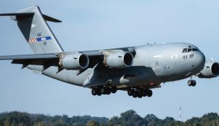 Πολωνία: Προσγείωση μεταγωγικού αεροσκάφους C-17 που μετέφερε Αμερικανούς στρατιώτες