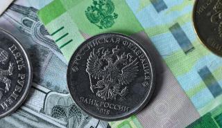 Ρωσία: Η κυβέρνηση παρακολουθεί προσεκτικά την ενίσχυση του εθνικού νομίσματος