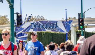 Disneyland: Σταματά η υποχρεωτική χρήση μάσκας στα θεματικά πάρκα