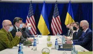 Μπάιντεν: Συναντήθηκε με δύο Ουκρανούς υπουργούς στη Βαρσοβία