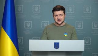 Ο Ζελένσκι κατηγορεί τη Ρωσία πως χρησιμοποιεί βόμβες φωσφόρου στην Ουκρανία