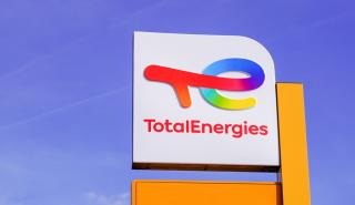 TotalEnergies: 300 επιστήμονες καταγγέλλουν ως «κλιματοκτόνα» την στρατηγική του πετρελαϊκού κολοσσού
