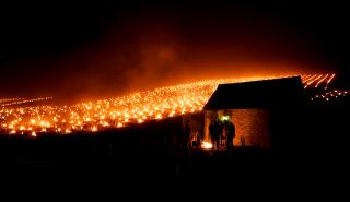 Γαλλικό κρασί: Με χιλιάδες κεριά στους αμπελώνες πολεμούν το ψύχος οι Γάλλοι οινοποιοί