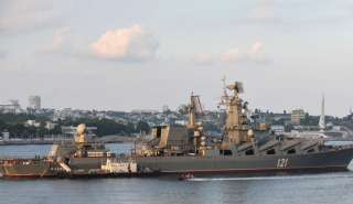 Η Ρωσία διαψεύδει τη βύθιση της ναυαρχίδας “Moskva” - «Υπέστη σοβαρές ζημιές» λέει το Κίεβο