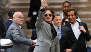 Johnny Depp: 30.000 δολάρια δίνουν οι φαν για να δουν από κοντά τη δίκη του