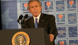 Ο πρώην πρόεδρος Τζορτζ Μπους χαρακτήρισε «αδικαιολόγητη» την εισβολή... στο Ιράκ