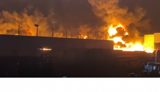 Πυρκαγιά σε εργοστάσιο με πλαστικά στον Ασπρόπυργο - Αποπνικτική ατμόσφαιρα στην περιοχή