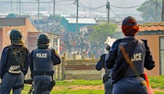 Νότια Αφρική: Τουλάχιστον πέντε νεκροί στις ταραχές με οδηγούς ταξί στο Κέιπ Τάουν