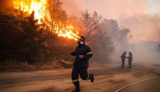 Υπό μερικό έλεγχο η πυρκαγιά στη Βαλομάνδρα Καλυβίων