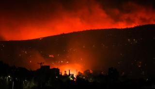 Πυρκαγιά στην Πεντέλη: Καταστροφές σε σπίτια από τις φλόγες - Δύσκολη η νύχτα λόγω των ανέμων