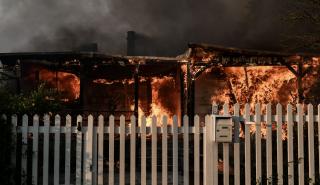 Ανεξέλεγκτη η πυρκαγιά στην Πεντέλη - «Υπεράνθρωπη» μάχη των πυροσβεστών με άνεμο και φλόγες