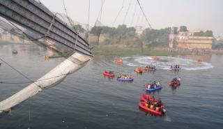 Ινδία: Στους 134 οι νεκροί από την κατάρρευση γέφυρας στο Γκουτζαράτ - Εννέα συλλήψεις