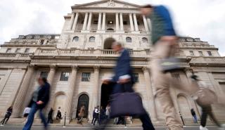 BoE: Διατήρησε σταθερά τα επιτόκια για τρίτη συνεδρίαση - Σήμα πως θα μείνουν υψηλά για καιρό