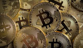 «Βουτιά» 10% για το bitcoin μετά το νέο ρεκόρ