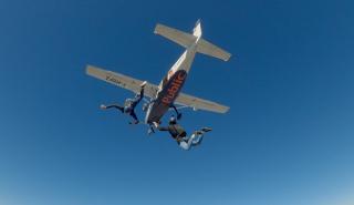 Skydive με τα νέα iPhone 14 Pro και προσγείωση στα Public για μία κορυφαία εμπειρία τεχνολογίας!