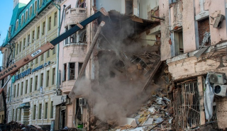 Ουκρανία: Πυραυλική επίθεση σε συγκρότημα κατοικιών στο Χάρκοβο - Δεκάδες τραυματίες