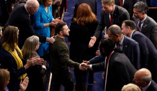 Το αμερικανικό Κογκρέσο στα κίτρινα και τα μπλε για την υποδοχή του Ζελένσκι -«Η στρατιωτική βοήθεια είναι επένδυση, όχι ελεημοσύνη»