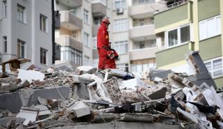 Tούρκος καθηγητής: 100.000 άνθρωποι είναι κάτω από τα συντρίμμια του σεισμού