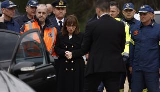 Τέμπη: Η Κατερίνα Σακελλαροπούλου στον τόπο της τραγωδίας