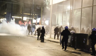 Δακρυγόνα και ένταση έξω από τα γραφεία της Hellenic Train σε συγκέντρωση διαμαρτυρίας