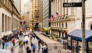 Με το «βλέμμα» στο χρέος η Wall - Πτώση 140 μονάδων για τον Dow, σε νέα υψηλά έτους ο Nasdaq