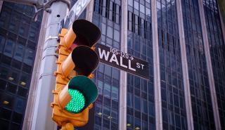 Στα «πράσινα» η Wall Street με ρεκόρ για τον S&P 500 - Ράλι 9% για την Tesla