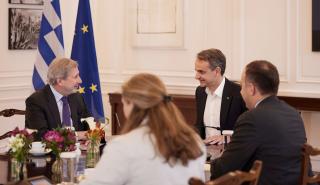 Συνάντηση Μητσοτάκη με τον Επίτροπο για τον Προϋπολογισμό και τη Διοίκηση Johannes Hahn