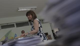 H Κατερίνα Σακελλαροπούλου ψήφισε στο 44ο δημοτικό σχολείο Αθηνών