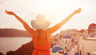 Το δολάριο τροφοδοτεί και φέτος τον ελληνικό τουρισμό
