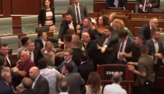 Κόσοβο: Άγριο ξύλο στο κοινοβούλιο - Πέταξαν νερά στον πρωθυπουργό Κούρτι (+video)