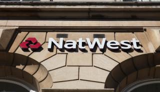 NatWest: «Κατρακυλά» η μετοχή μετά την μείωση των περιθωρίων κέρδους