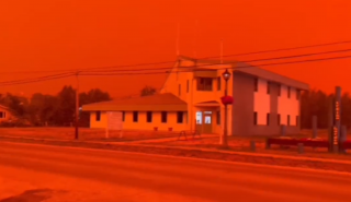 Ο ουρανός στον Καναδά «βάφτηκε» κόκκινος - Απόκοσμες εικόνες από τις φωτιές