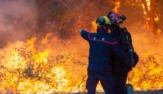 Πυρκαγιά στη νότια Γαλλία, εσπευσμένη απομάκρυνση χιλιάδων παραθεριστών και κατοίκων