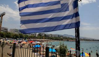 Guardian: «Πόλεμος στις ακτές - Οι Έλληνες μάχονται για να σώσουν τις παραλίες»