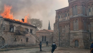 Βοιωτία: Αναζωπύρωση στα Βάγια - Στις φλόγες το Μοναστήρι του Οσίου Λουκά