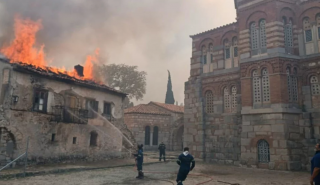 Βοιωτία: Σώθηκε από την πυρκαγιά το ιστορικό μοναστήρι του Οσίου Λουκά - Μικρές ζημιές στον περίβολο