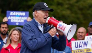 ΗΠΑ: Ο Μπάιντεν κέρδισε τη στήριξη του συνδικάτου UAW στη μάχη για την επανεκλογή του