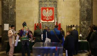 Οι Πολωνοί προσέρχονται στις κάλπες με το κυβερνών κόμμα PiS να προηγείται στις δημοσκοπήσεις με μικρή διαφορά