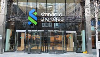 Standard Chartered: Κατρακύλα 17% για τη μετοχή μετά την βουτιά σε έσοδα και κέρδη