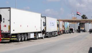 Γάζα: Φορτηγά με ανθρωπιστική βοήθεια άρχισαν να εισέρχονται από την Αίγυπτο μέσω του ισραηλινού περάσματος Κερέμ Σαλόμ