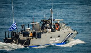 Σάμος: Ενας νεκρός και τέσσερις αγνοούμενοι από ημιβύθιση σκάφους με μετανάστες στο Καρλόβασι